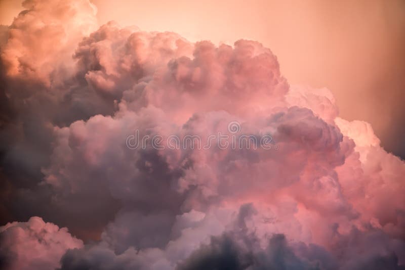 Večer sa búrkové mraky v brilantné farby pri západe slnka.