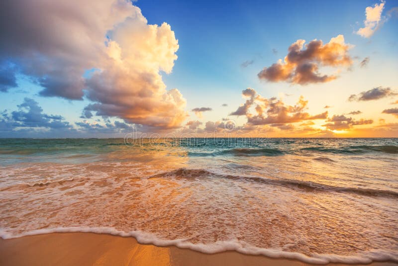 Cloudscape hermoso sobre el mar del Caribe, tiro de la salida del sol