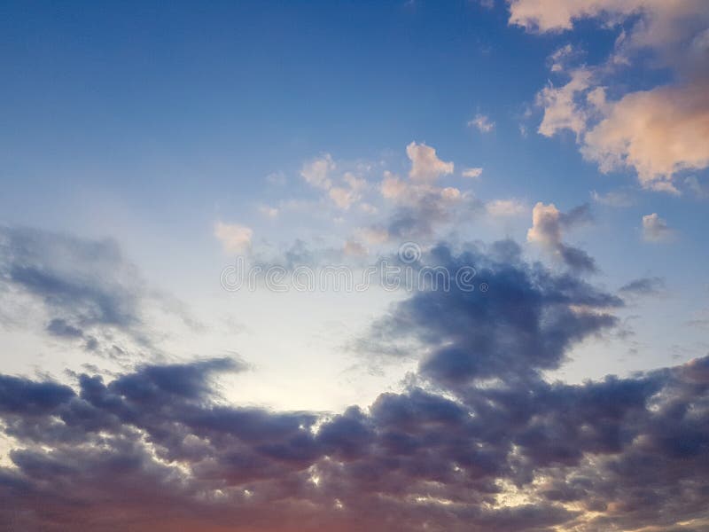 Cloudscape härliga moln och blå himmel i den guld- timmen royaltyfria bilder