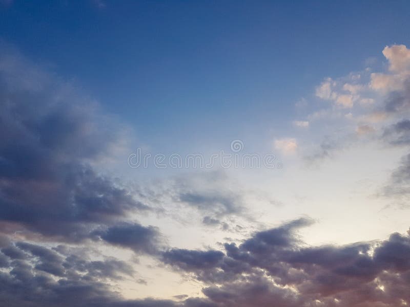 Cloudscape härliga moln och blå himmel i den guld- timmen royaltyfri foto