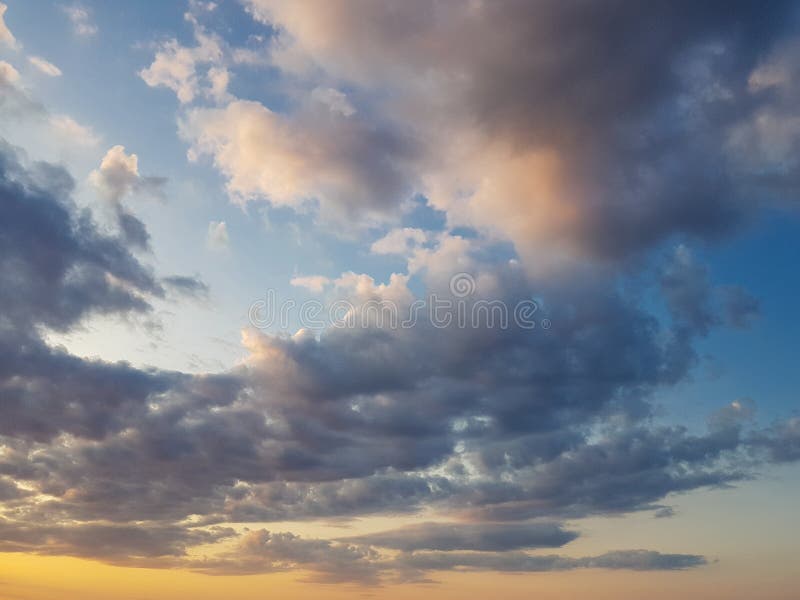 Cloudscape härliga moln och blå himmel i den guld- timmen royaltyfria foton