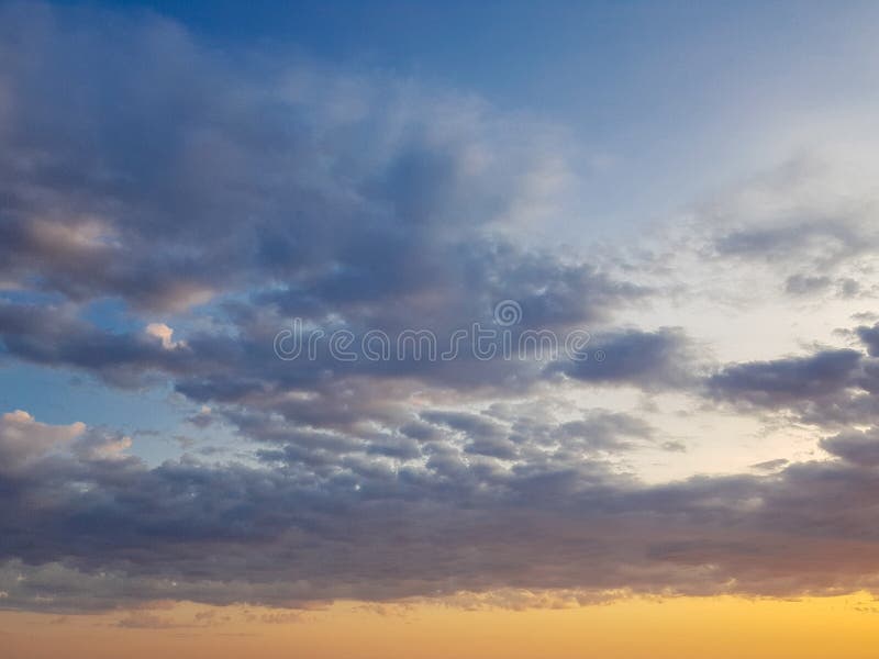 Cloudscape härliga moln och blå himmel i den guld- timmen arkivbilder