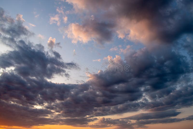 Cloudscape härliga moln och blå himmel i den guld- timmen arkivbild
