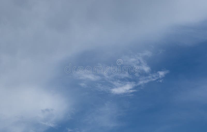 Nor alb moale în cer albastru royalty free stock photography
