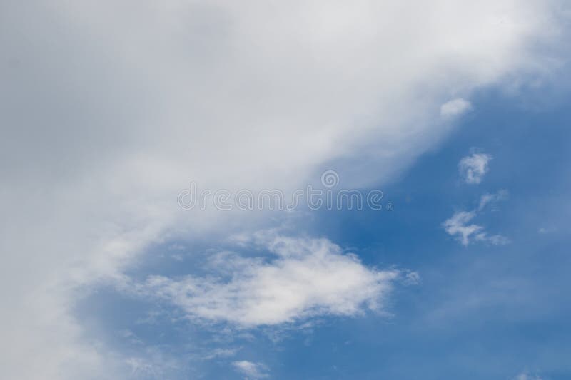 Nor alb moale în cer albastru. Imagine de tip „Cloud Scape” în format orizontal, cu spațiu de copiere pentru fundal utilizat