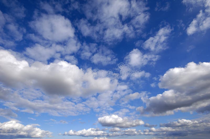 Cloudscape y cielo azul