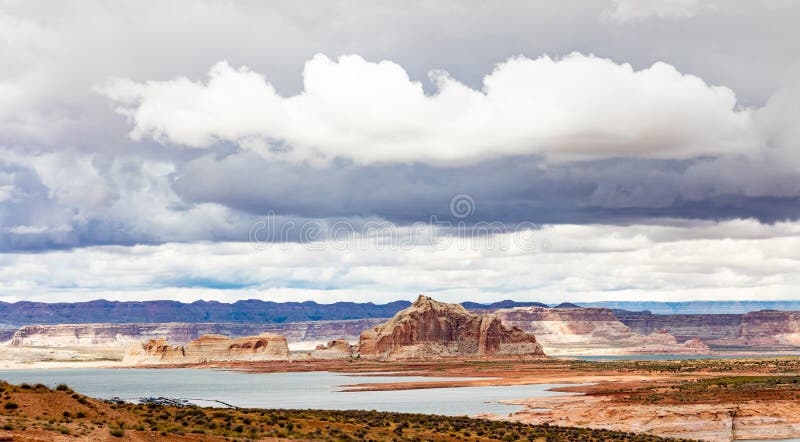 Cloudscape πέρα από τη λίμνη Powell Αριζόνα και Γιούτα ΗΠΑ στοκ εικόνες Cloudscape πέρα από τη λίμνη Powell Αριζόνα και Γιούτα ΗΠΑ στοκ εικόνες