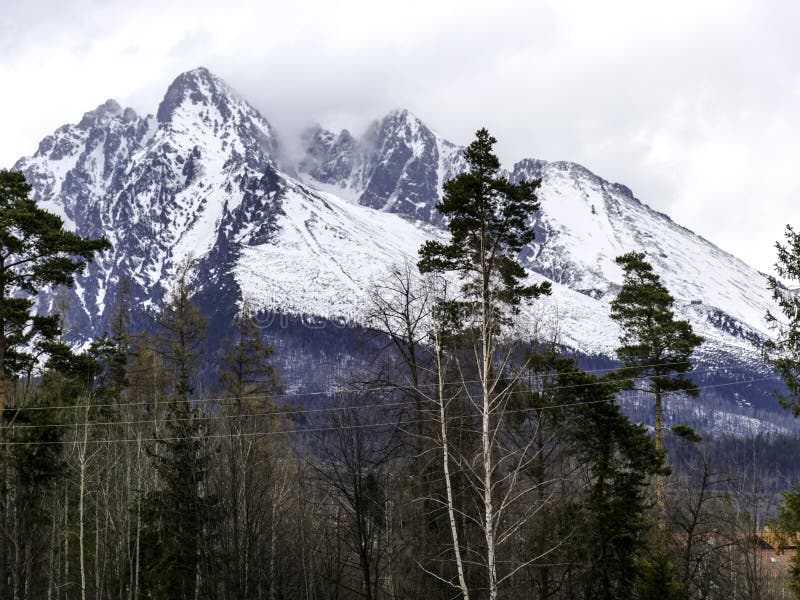 Zamračený den, zasněžené vrcholky hor, chladný zimní den, Tatry,