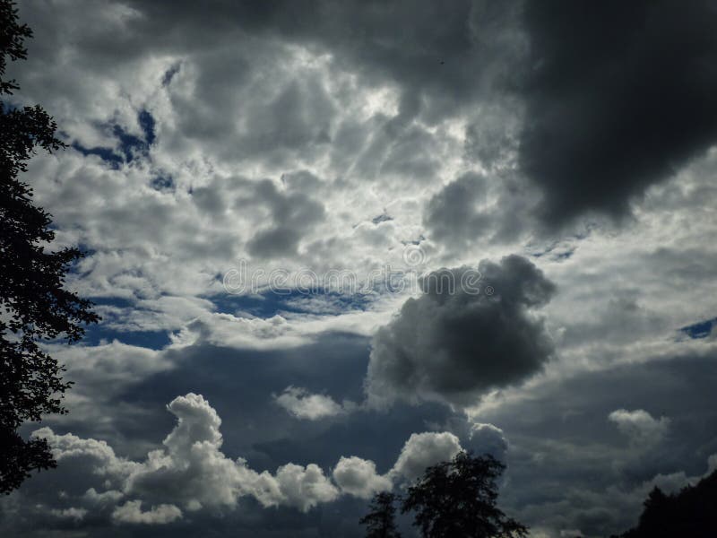 Đám mây mù mịt mang lại một vẻ đẹp khác biệt. Hãy đến với chúng tôi và ngắm nhìn những cảnh đẹp của đám mây mù mịt.
