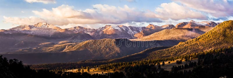 De anhela cima a dividir en rocoso montana cómo para ver ciervo peine.