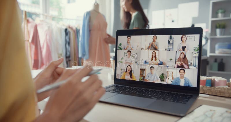Cloup joven asia señora costurera usar laptop en una reunión con el equipo de diseñador multigráfico discutir muestra crear diseño almacen de video