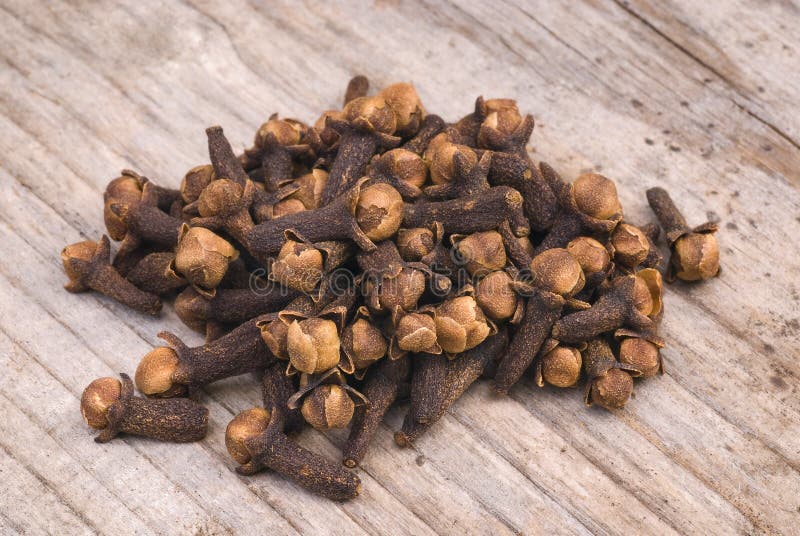 Cloves (Eugenia caryophyllata)