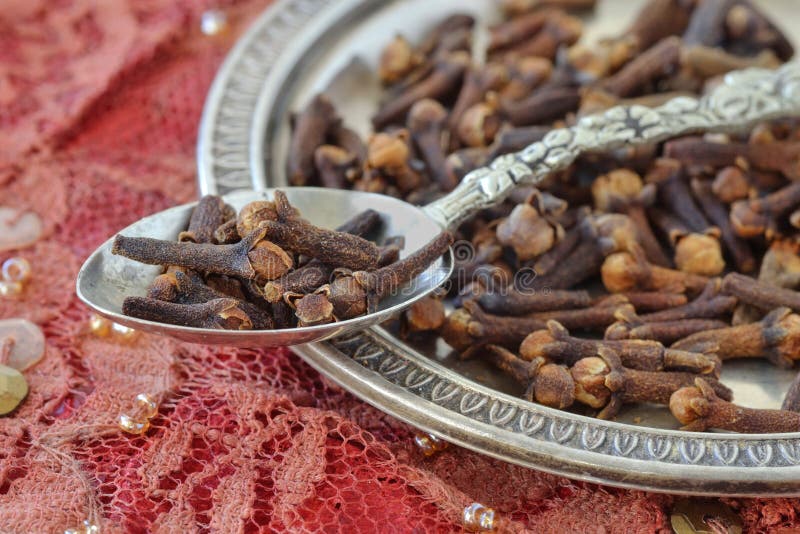 Cloves na łyżki i metalu talerzu zdjęcie royalty free Cloves na łyżki i metalu talerzu zdjęcie royalty free
