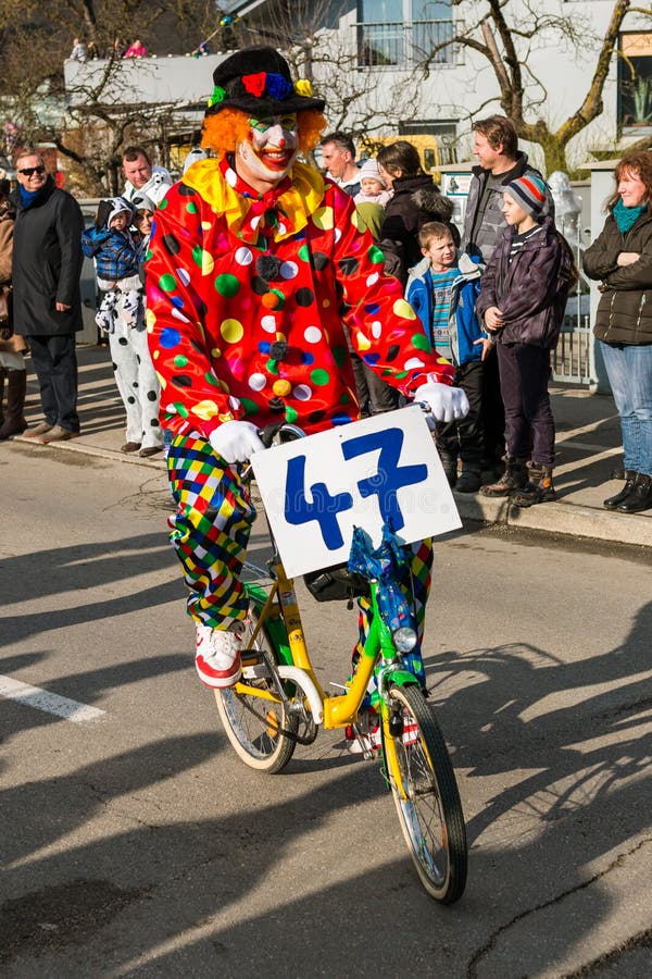 Clown mit Fahrrad Hupe stockbild. Bild von lachen