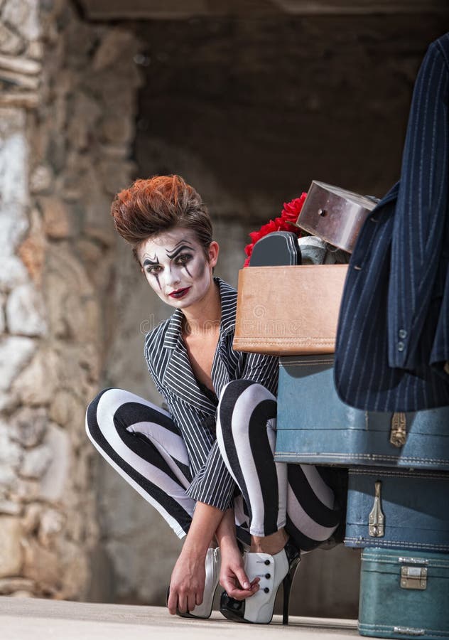 Clown Near Luggage stock afbeelding Clown Near Luggage stock afbeelding