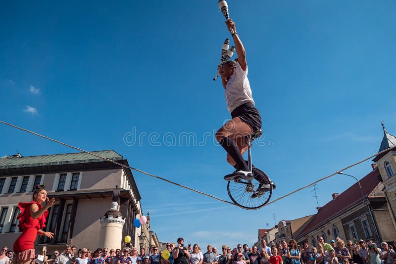 Clown und Akrobat Reitenbicykle auf Seil während UFO-Straßenfests - internationale Sitzung von Straßenausführenden und -schauspie stockfotografie Clown und Akrobat Reitenbicykle auf Seil während UFO-Straßenfests - internationale Sitzung von Straßenausführenden und -schauspie stockfotografie