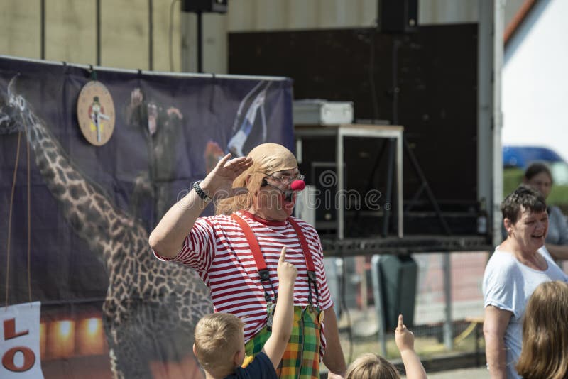Clowntecknaren underhåller barn på en brandfestival i staden av Halle Saale, Tyskland, 2019 arkivbild Clowntecknaren underhåller barn på en brandfestival i staden av Halle Saale, Tyskland, 2019 arkivbild