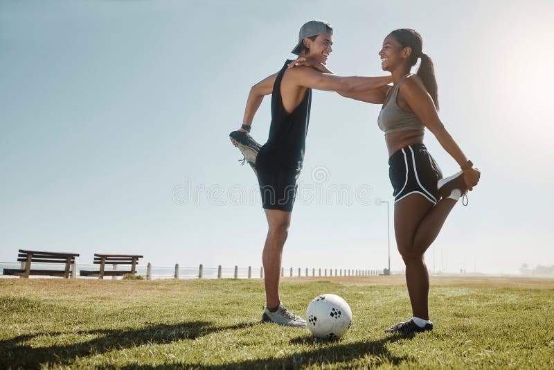 Club De Fitness De Football Et Stretching Au Parc De La Plage Pour  L'exercice Et L'entraînement Ensemble Pour La Santé Dans Image stock -  Image du collaboration, couples: 259328821