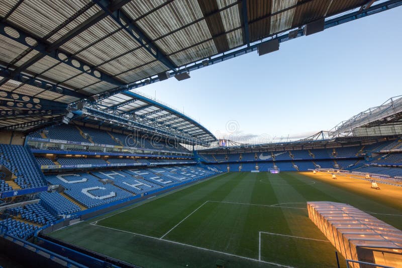Club de fútbol Chelsea y logo de Nike en una pared del estadio Stamford Bridge imagen de archivo Club de fútbol Chelsea y logo de Nike en una pared del estadio Stamford Bridge imagen de archivo