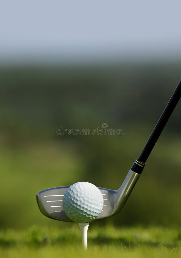 Club de golf y bola en hierba foto de archivo libre de regalías Club de golf y bola en hierba foto de archivo libre de regalías
