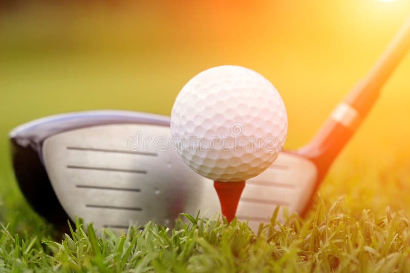 Club de golf y bola en hierba foto de archivo libre de regalías Club de golf y bola en hierba foto de archivo libre de regalías