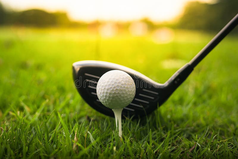 Club de golf y bola en hierba verde imagenes de archivo Club de golf y bola en hierba verde imagenes de archivo