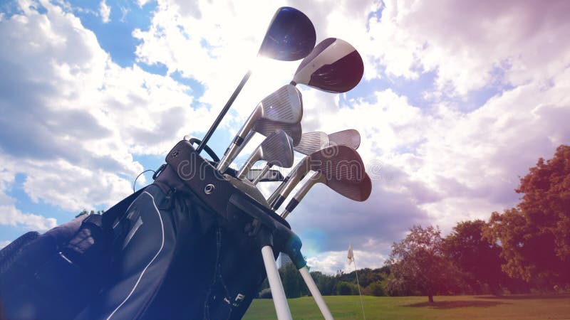 Club Golfing in una borsa su un fondo del cielo