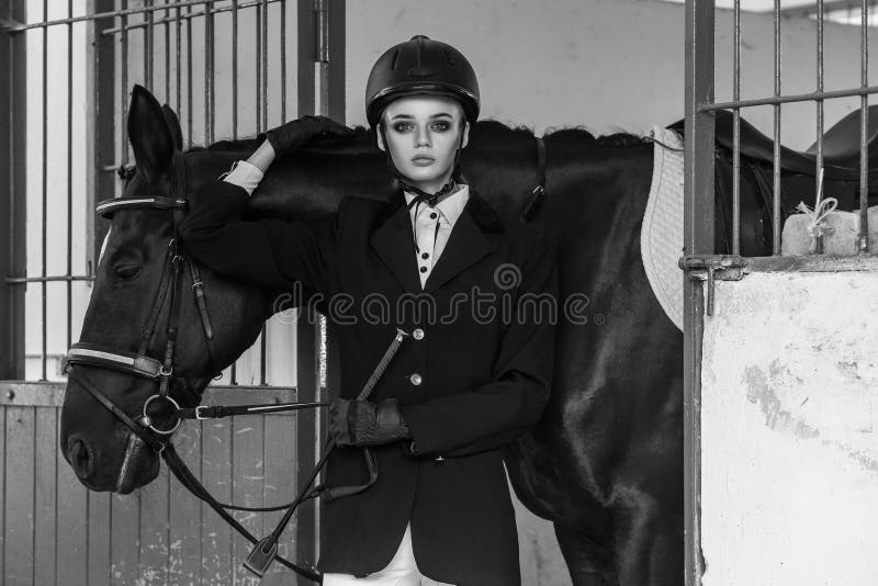 Clube de Equides Modelo novo considerável que levanta perto do hourse fotos de stock Clube de Equides Modelo novo considerável que levanta perto do hourse fotos de stock