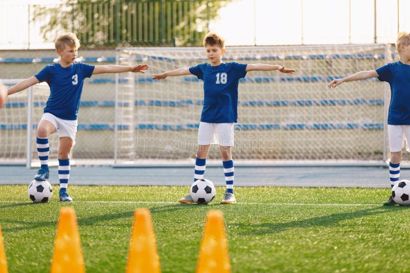 Grupo De Meninos Em Duas Equipes De Futebol De Crianças Competindo Pela  Bola Em Uma Partida De Torneio De Futebol. Crianças Da Escola De Futebol  Que Jogam O Jogo No Campo De