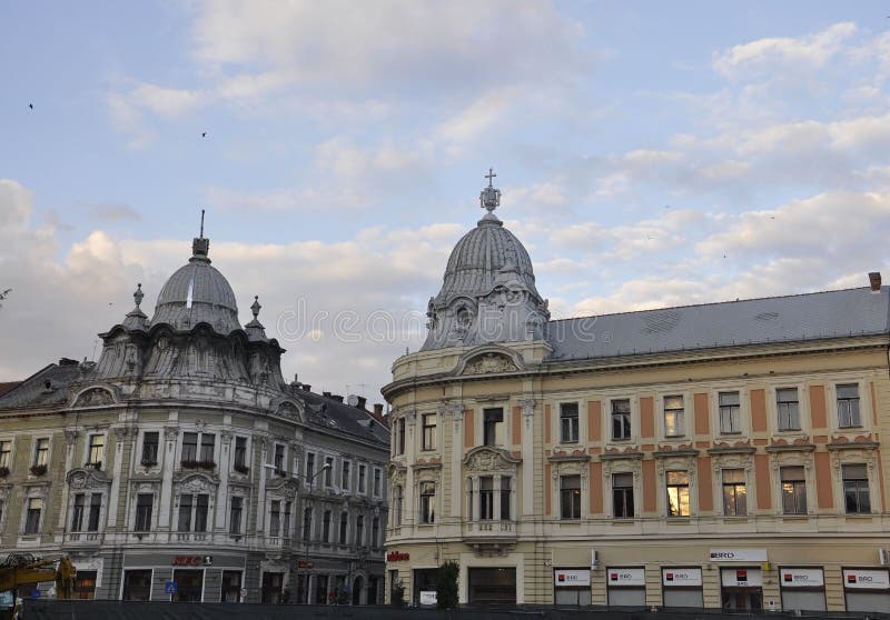 Cluj-Napoca RO, September 24th: Spegelgatasikt i Cluj-Napoca från den Transylvania regionen i Rumänien arkivbild Cluj-Napoca RO, September 24th: Spegelgatasikt i Cluj-Napoca från den Transylvania regionen i Rumänien arkivbild