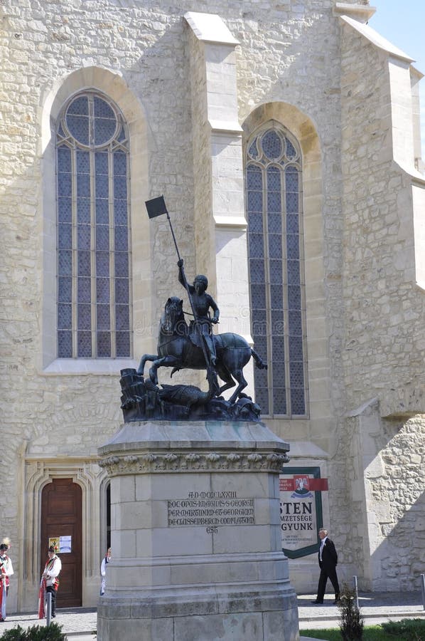 Cluj RO, Wrzesień 23th: St George statuy przód Reformowany kościół w cluj od Transylvania regionu w Rumunia obrazy royalty free