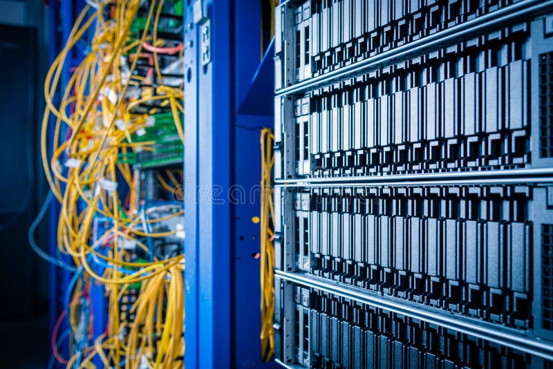 Cluster di dischi rigidi ssd per l'archiviazione di dati all'interno del rack server. Riga di dischi rigidi utilizzati per l'archiviazione dei dati nel centro dati Internet