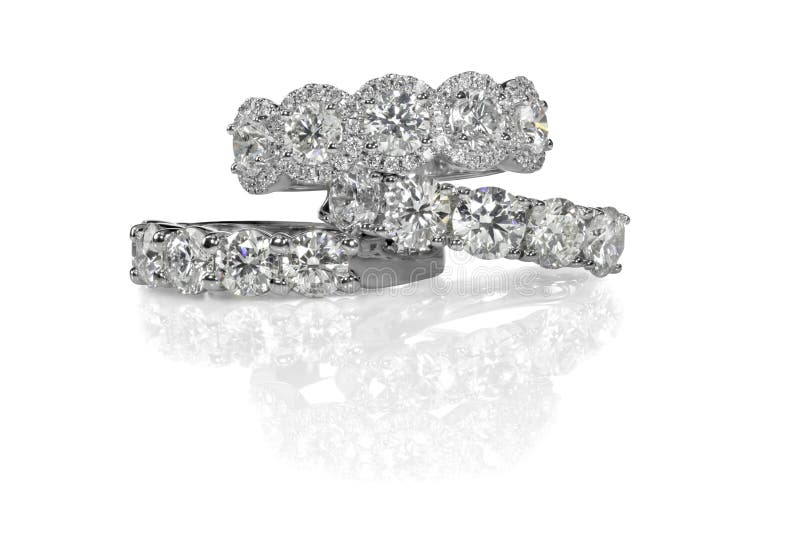 Clusterstapel ringen van diamanten bruiloftengagment stock fotografie Clusterstapel ringen van diamanten bruiloftengagment stock fotografie