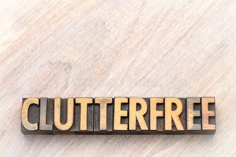 Clutterfree - ordabstrakt begrepp i wood typ för tappning arkivfoton Clutterfree - ordabstrakt begrepp i wood typ för tappning arkivfoton