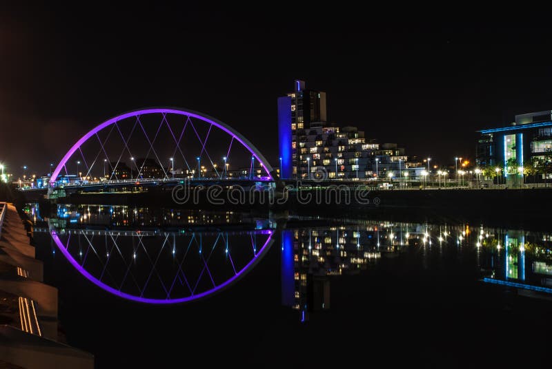 Clyde Arc-brug in Glasgow bij nacht royalty-vrije stock afbeelding Clyde Arc-brug in Glasgow bij nacht royalty-vrije stock afbeelding