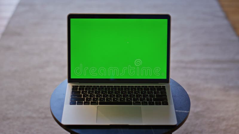 Clé chroma moderne ordinateur portable placé vide table basse closeusep. gadget écran vert clips vidéos