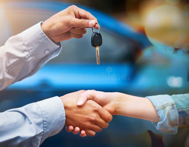 Clé de la salle d'exposition de voiture et personnes avec poignée de main en accord pour la vente de véhicules automobiles et de t image stock