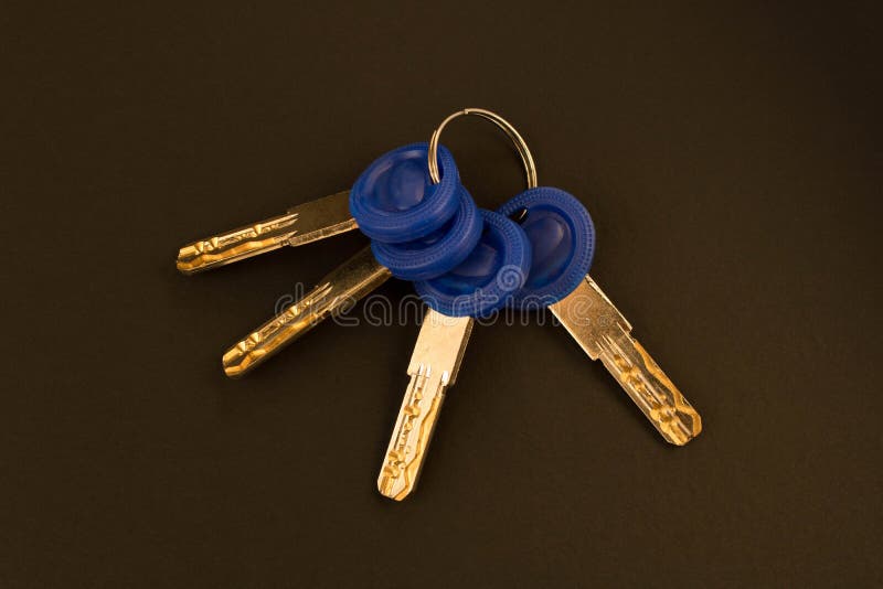 Clés multiples sur le fond foncé Concept de garantie photo stock Clés multiples sur le fond foncé Concept de garantie photo stock