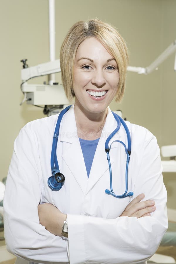 Clínica fêmea de With Stethoscope In do dentista