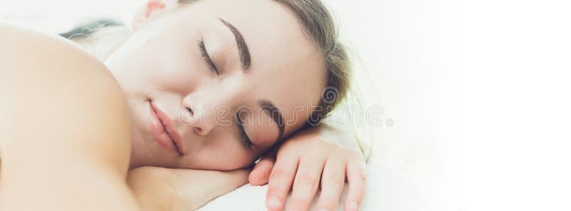 Clínica ressonando da mulher bonita do sono largamente para a bandeira do Web site foto de stock Clínica ressonando da mulher bonita do sono largamente para a bandeira do Web site foto de stock