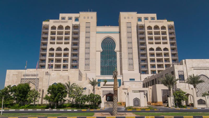 Clădire de lux hotel de 5 stele în Ajman timelapse hyperlapse cuibărit în apropierea apelor turcoaz din Golful Arabic. royalty free stock photography