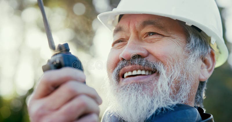 Clădire radio și zâmbet cu dezvoltatorul om în aer liber pe șantier de excavare ca lucrător în construcții. Comunicare royalty free stock photos