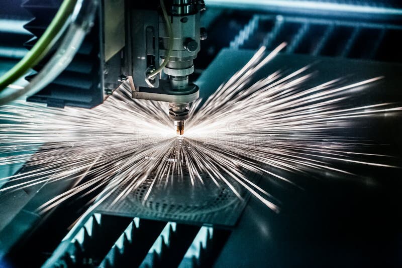 CNC-Laser-schneiden von Metall, moderne industrielle Technologie.