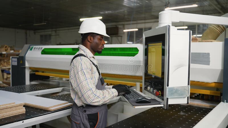 CNC Operator Tăiere plăci laminate pentru mobilă stock footage