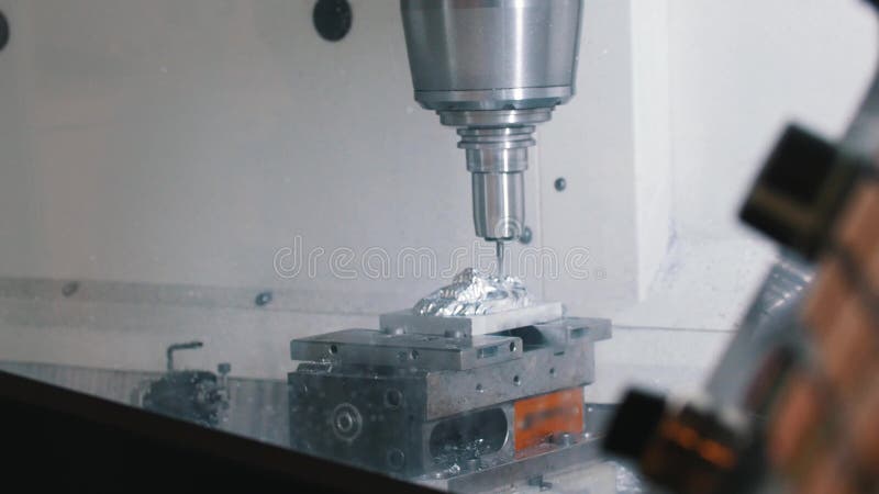 CNC que hace juego haciendo una talla del metal