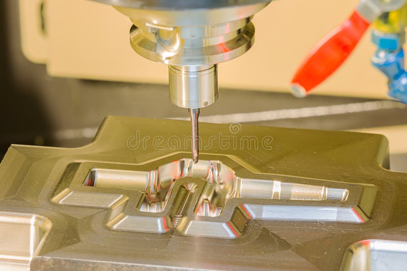CNC som bearbetar med maskin smidet för mittklipp, dör vid kammen för endmill CAD