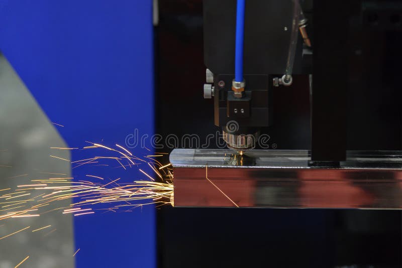 CNC vezellaser machinaal gesneden snijden de roestvrije buis royalty-vrije stock fotografie CNC vezellaser machinaal gesneden snijden de roestvrije buis royalty-vrije stock fotografie