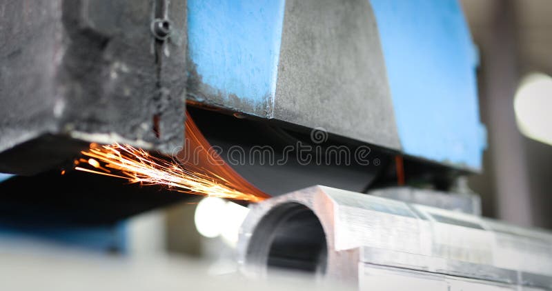 CNC αυτόματη μηχανή βιομηχανίας μετάλλων που γυαλίζει και που επεξεργάζεται το μέταλλο στοκ εικόνα με δικαίωμα ελεύθερης χρήσης CNC αυτόματη μηχανή βιομηχανίας μετάλλων που γυαλίζει και που επεξεργάζεται το μέταλλο στοκ εικόνα με δικαίωμα ελεύθερης χρήσης