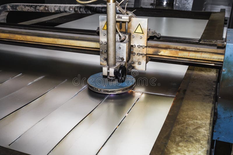 CNC κόπτης πλάσματος λέιζερ Σύγχρονη μεταλλουργική τεχνολογία στις εγκαταστάσεις κατασκευής ή το εργοστάσιο στοκ εικόνες