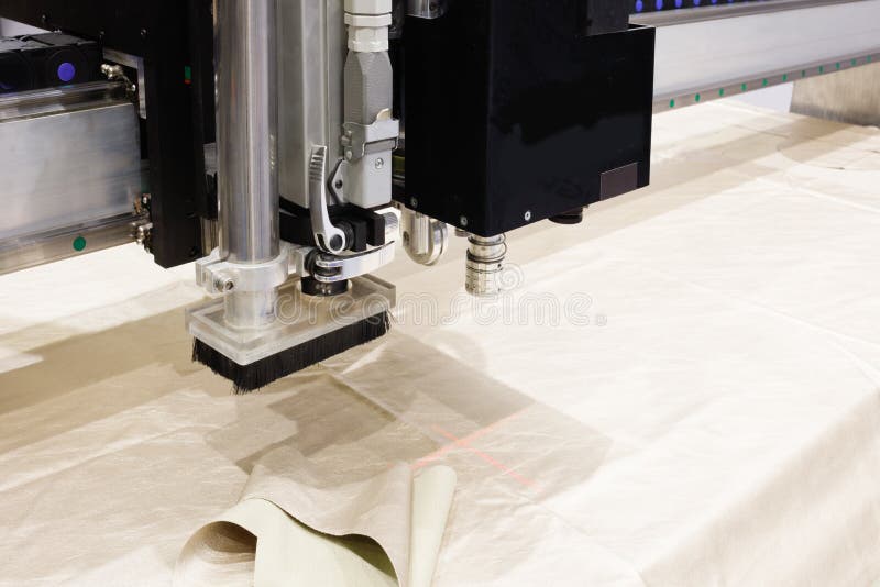 CNC μηχανή για τα υφαντικό υλικά και το δέρμα υφασμάτων, το χαρακτηρισμό λέιζερ και τη μέτρηση Σύγχρονη παραγωγή υποδημάτων στοκ φωτογραφίες CNC μηχανή για τα υφαντικό υλικά και το δέρμα υφασμάτων, το χαρακτηρισμό λέιζερ και τη μέτρηση Σύγχρονη παραγωγή υποδημάτων στοκ φωτογραφίες